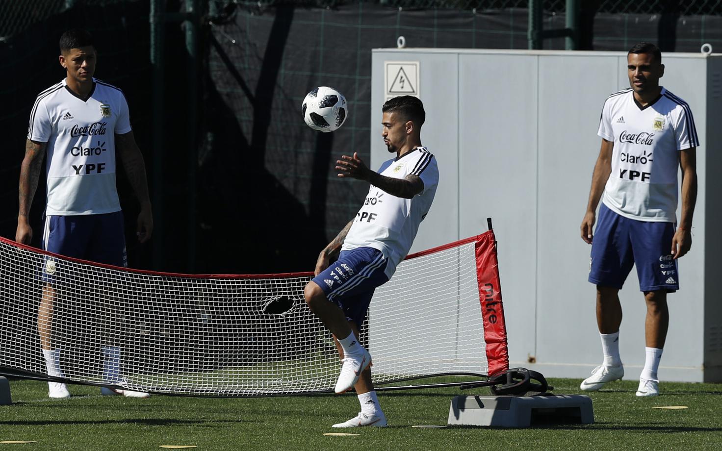 Manuel Lanzini (keskel) treeningul