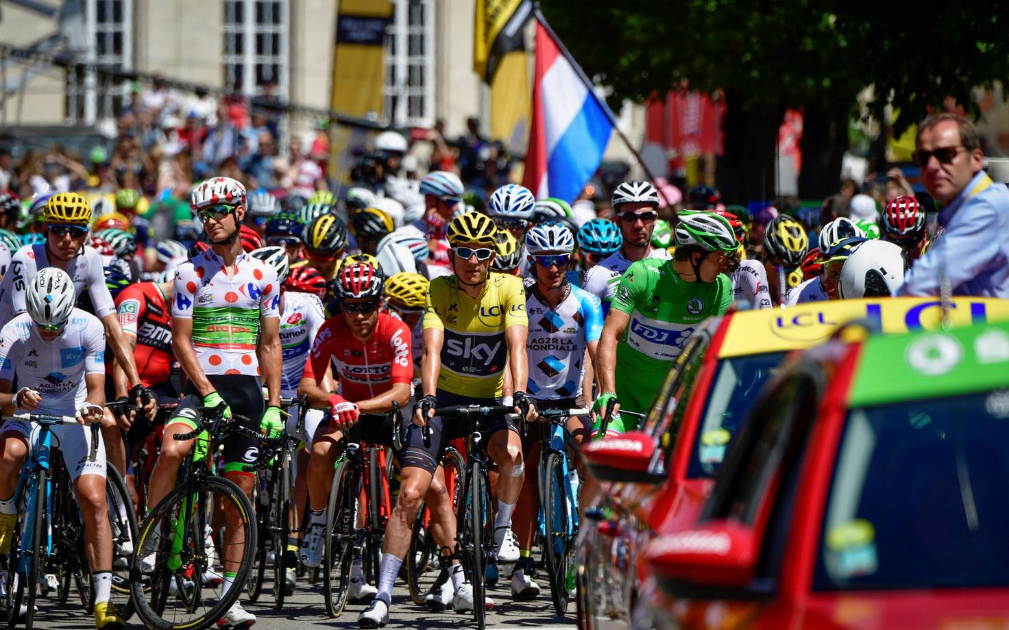 Christian Prudhomme (paremal autos) Tour de France'i stardis