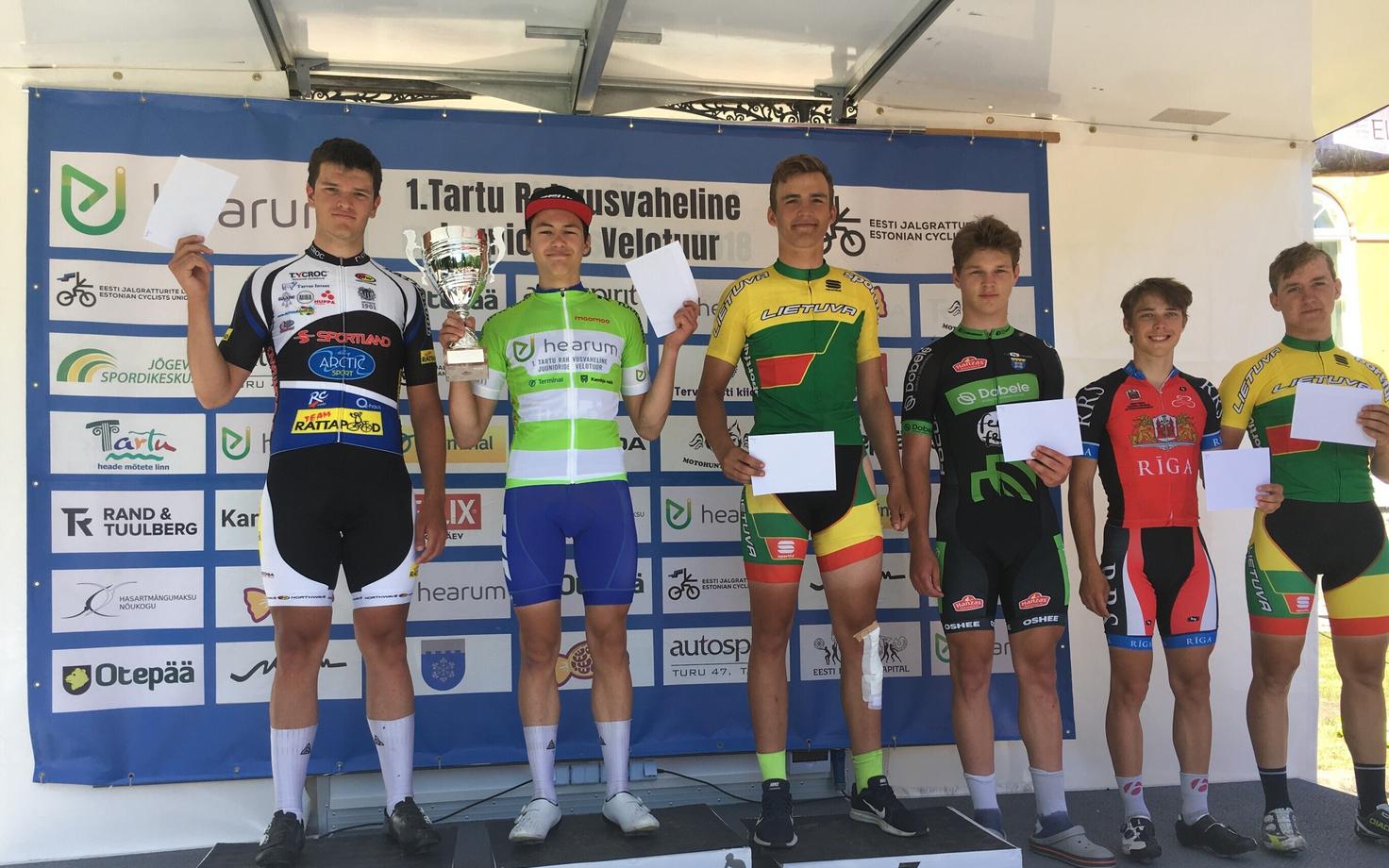 Hearum 1. Tartu rahvusvahelise juunioride velotuuri pjedestaal, vasakult Gleb Karpenko, Artjom Mirzojev ja Gelzinis Rokas