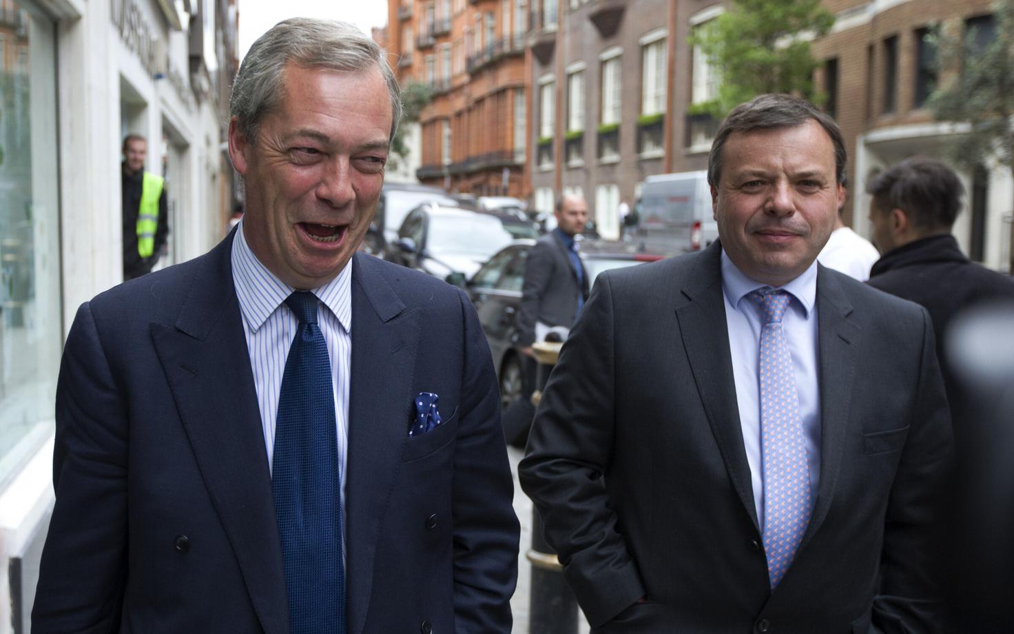 UKIP-i juht Nigel Farage (vasakul) ja ärimees Arron Banks 2015. aastal Londonis.