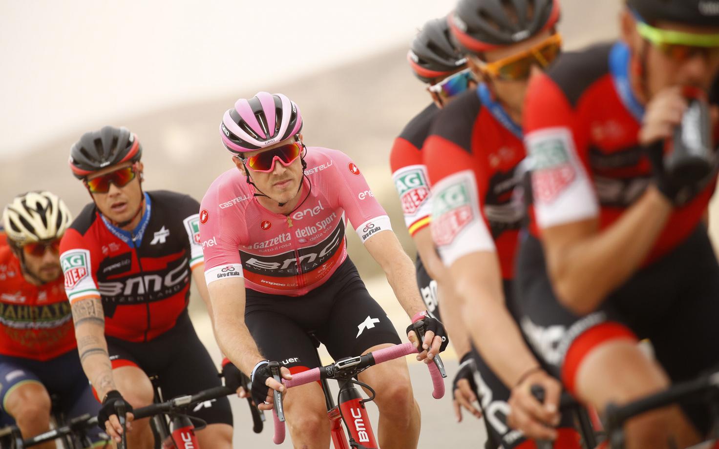 BMC Racing Team Giro d'Italial, kus nende sõitja Rohan Dennis kandis kolmandal etapil roosat liidrisärki