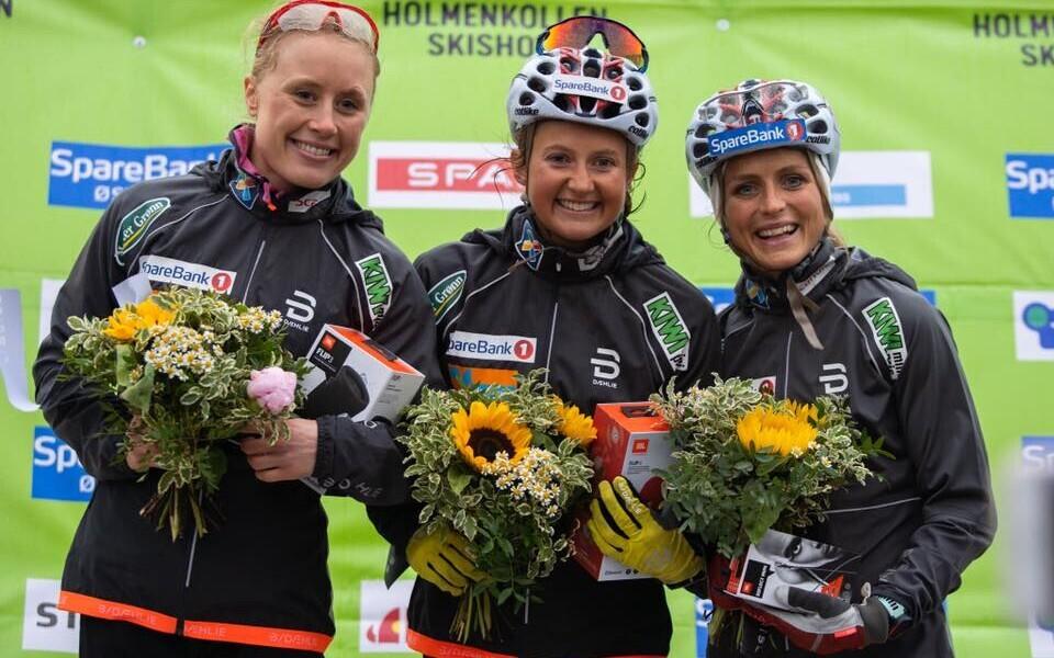 Naiste võistluse esikolmik pjedestaalil (vasakult): Ragnhild Haga, Ingvild Östberg ja Therese Johaug.