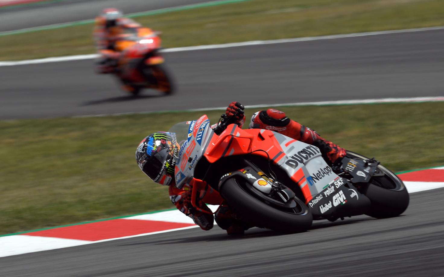 Jorge Lorenzo ja teda jälitav Marc Marquez.