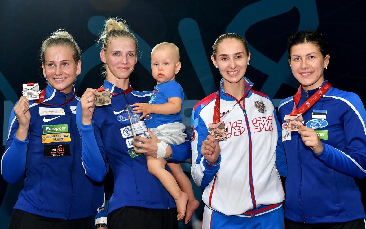 Eestlannad pjedestaalil (vasakult): Kristina Kuusk, Katrina Lehis pojaga ning paremal Julia Beljajeva.
