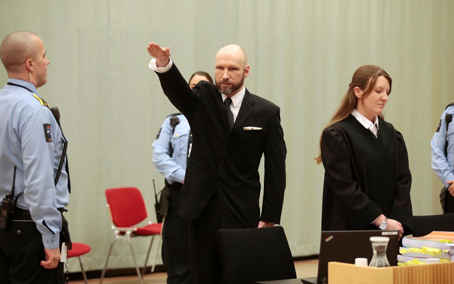 Breivik 2017. aastal kohtusaalis kätt tõstmas.