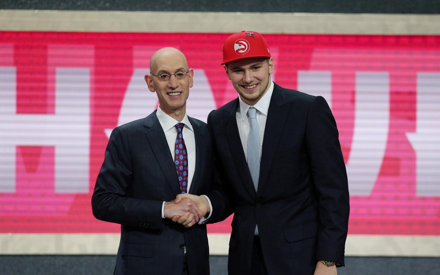 NBA komissar Adam Silver ja Luka Doncic.