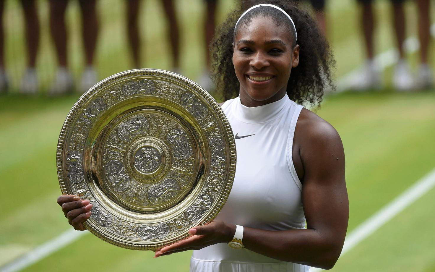 Serena Williams Wimbledoni võidukarikaga.