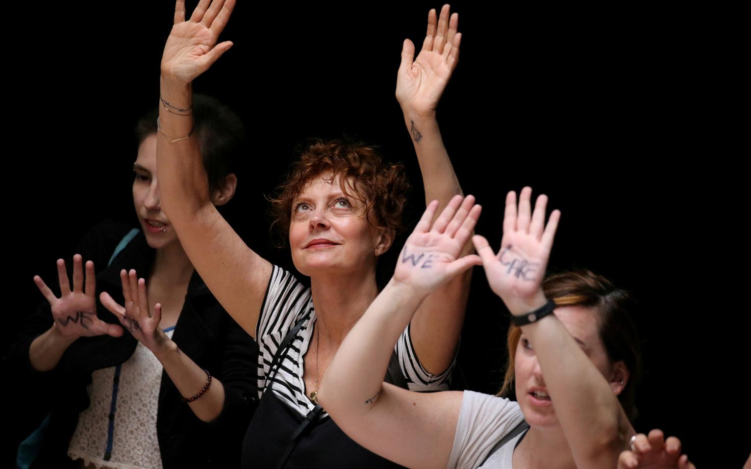 Susan Sarandon valitsuse rändepoliitika vastasel meeleavaldusel senati hoones.