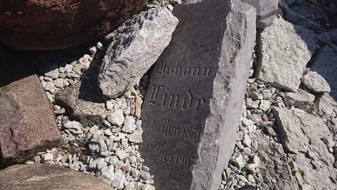 Kopli vana kalmistu hauakivi kaldamüüris