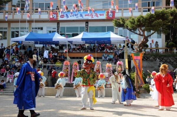 Lõuna-Korea folkloorirühm Tongnae Yaryu