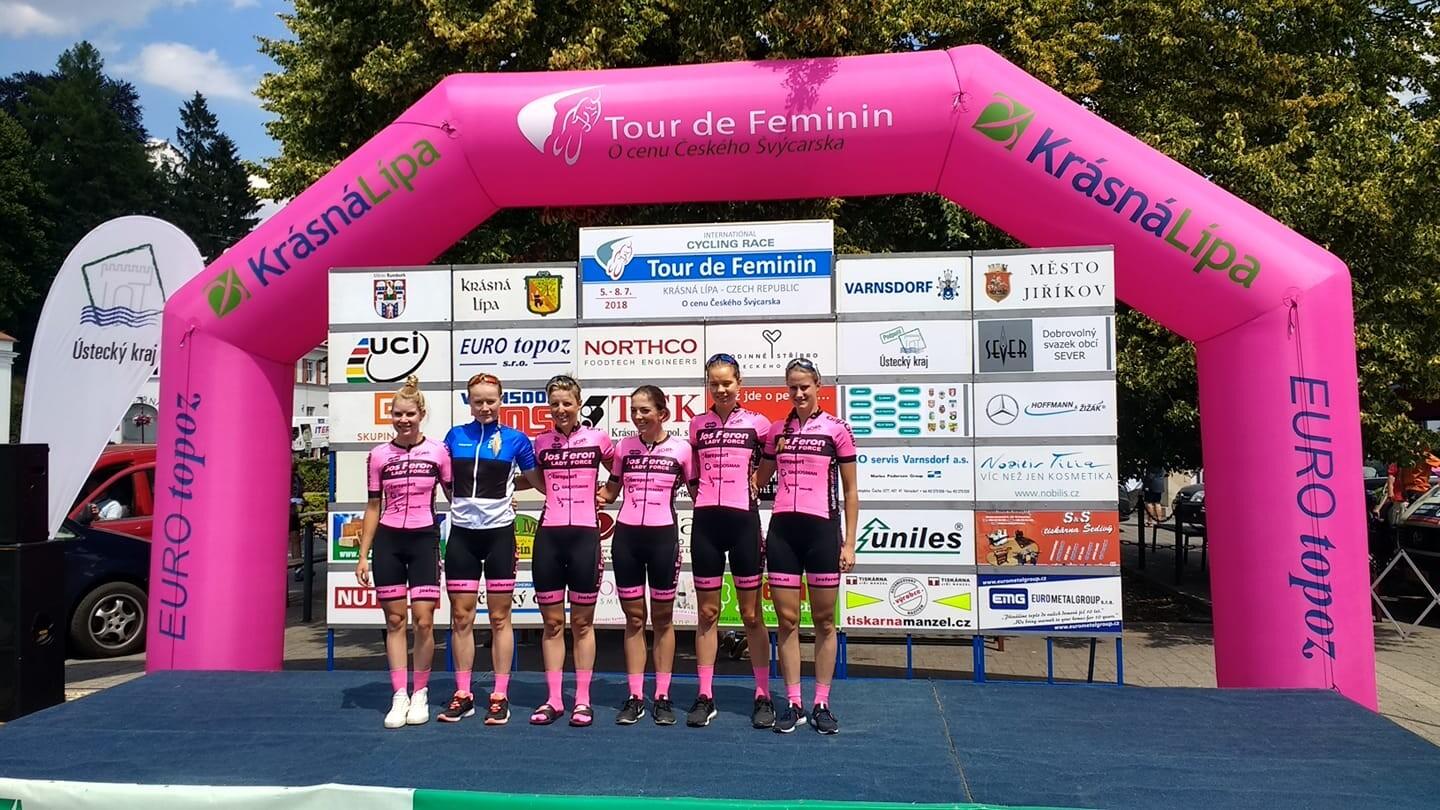 Liisa Ehrberg (sinimustvalges särgis) Tšehhi velotuuri Tour de Feminin presentatsioonil