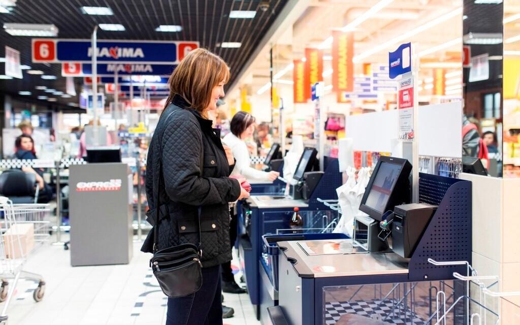 В зале много касс самообслуживания, сотрудник всего один. Это может означать, что продавец не сможет проверить возраст всех покупающих алкоголь. Иллюстративная фотография.