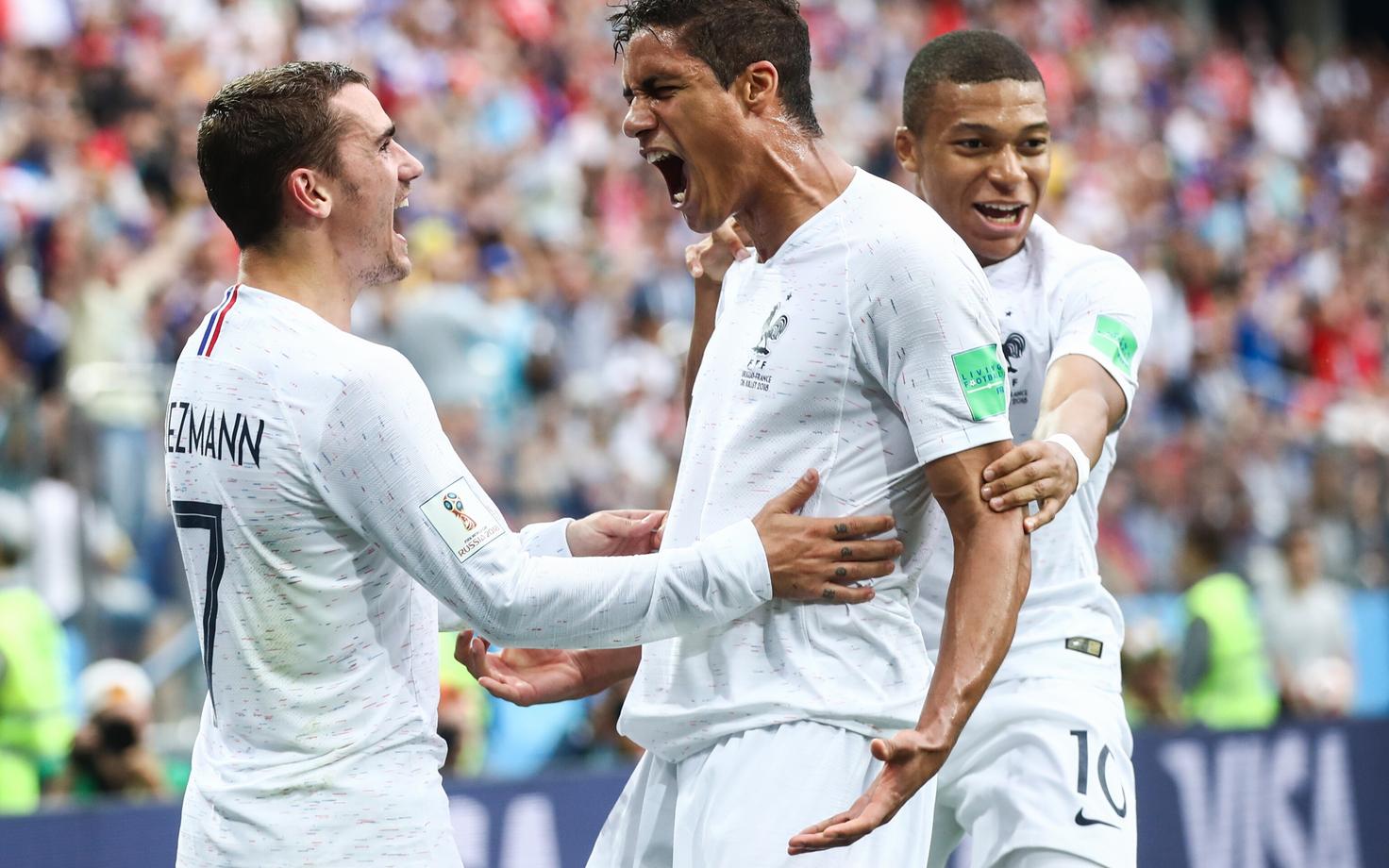 Raphael Varane tähistab koos Antoine Griezmanni ja Kylian Mbappega