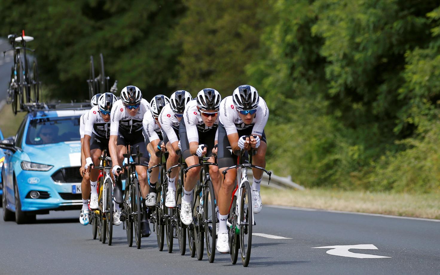 Team Sky harjutamas meeskonnasõitu