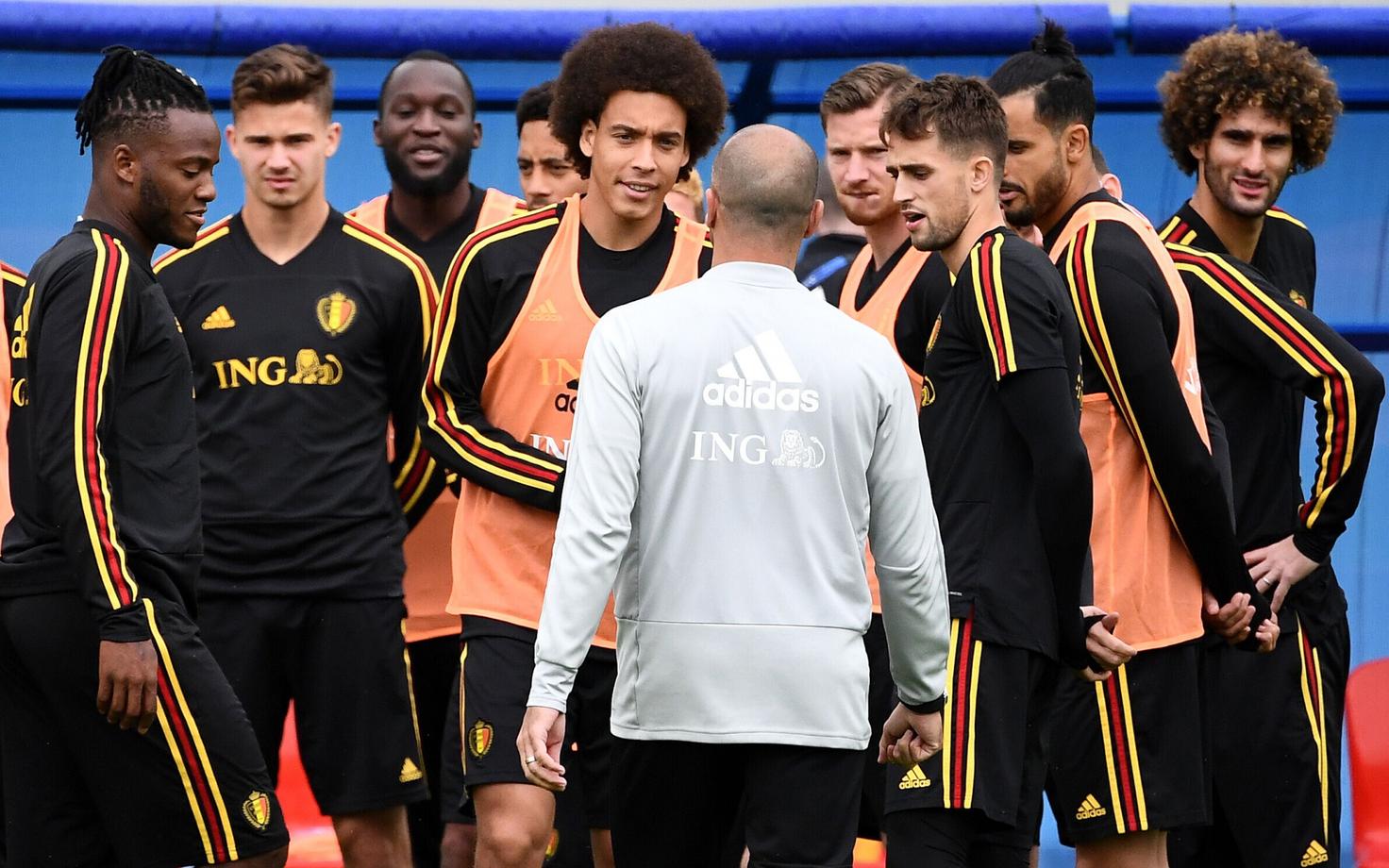 Belgia koondise treener Roberto Martinez rääkimas mängijatega