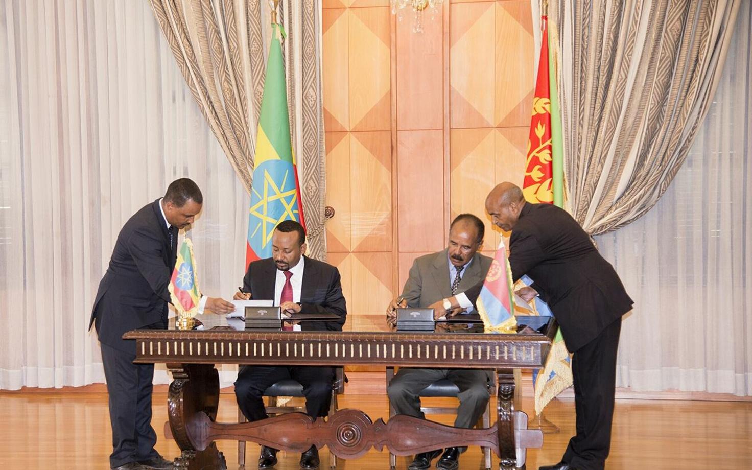 Etioopia peaminister Abiy Ahmed ja Eritrea president Isaias Afwerk 9. juulil Asmaras ühisdeklaratsiooni allkirjastamas.