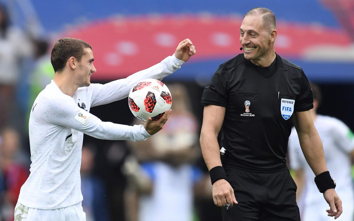 Antoine Griezmann (Prantsusmaa) ja Nestor Pitana.