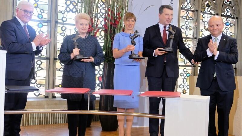 Керсти Кальюлайд (в центре) от имени Эстонии приняла Вестфальскую премию мира.