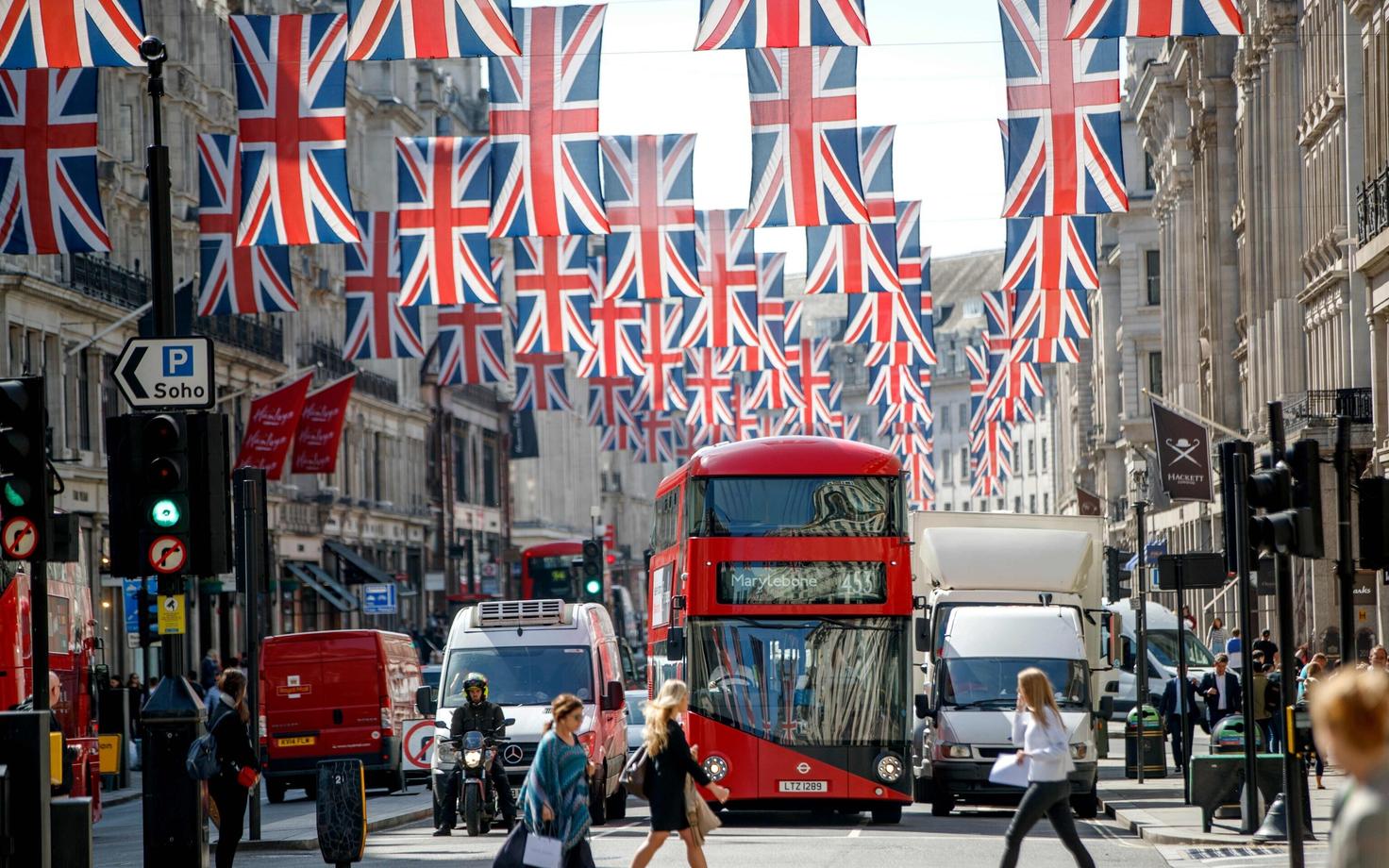 Inimesed Londoni tänavatel.