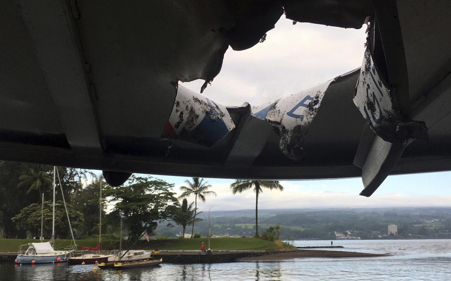 Vulkaanist paiskunud kivi tekitatud auk Hawaii turismilaeva katuses.