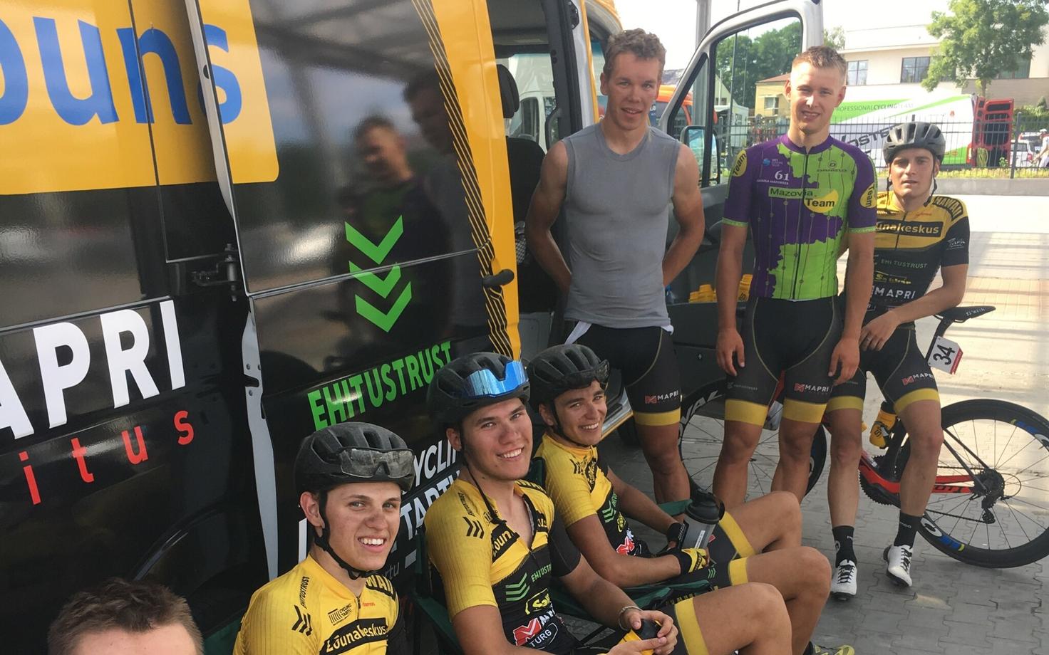 Cycling Tartu sõidujärgselt meeskonna bussi juures. Norman Vahtra on hallis särgis ja Oskar Nisu rohekas-lillas vahefinišite liidri särgis.