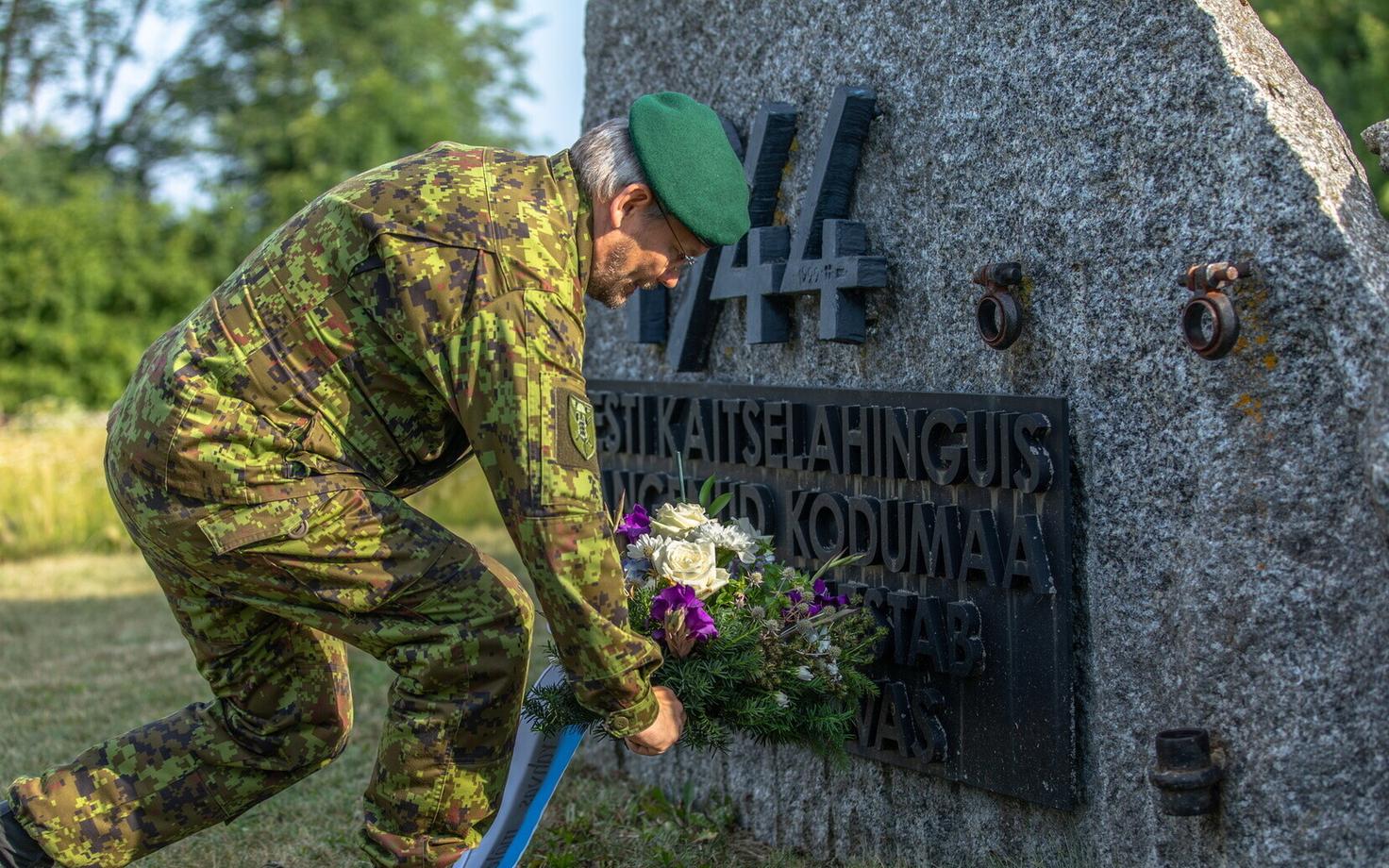Возложение венка к мемориалу сражения в Синимяэ.