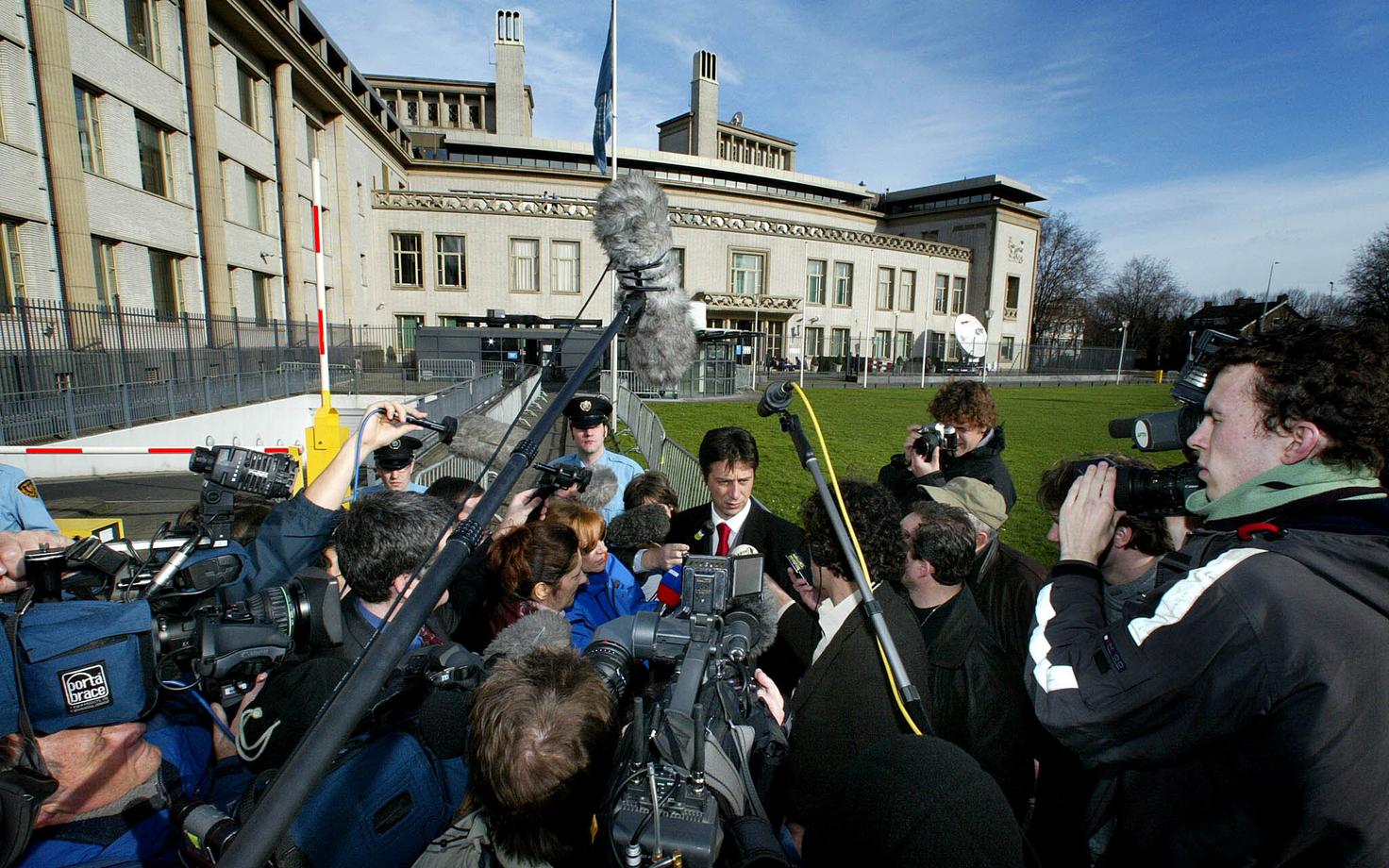 Dragoslav Ognjanović 2002. aastal ajakirjanike piiramisrõngas.