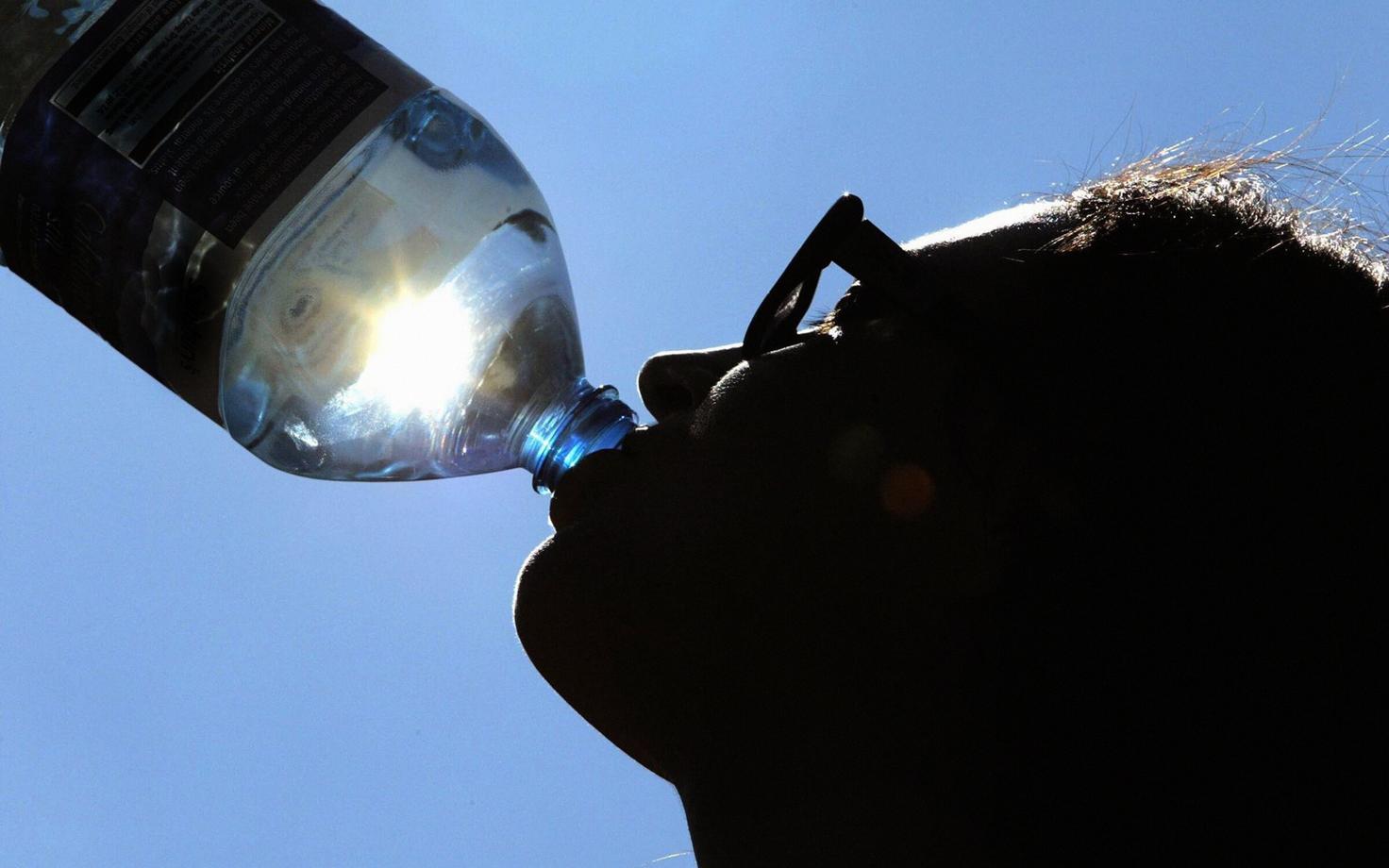 Продажи воды в жару стремительно растут.