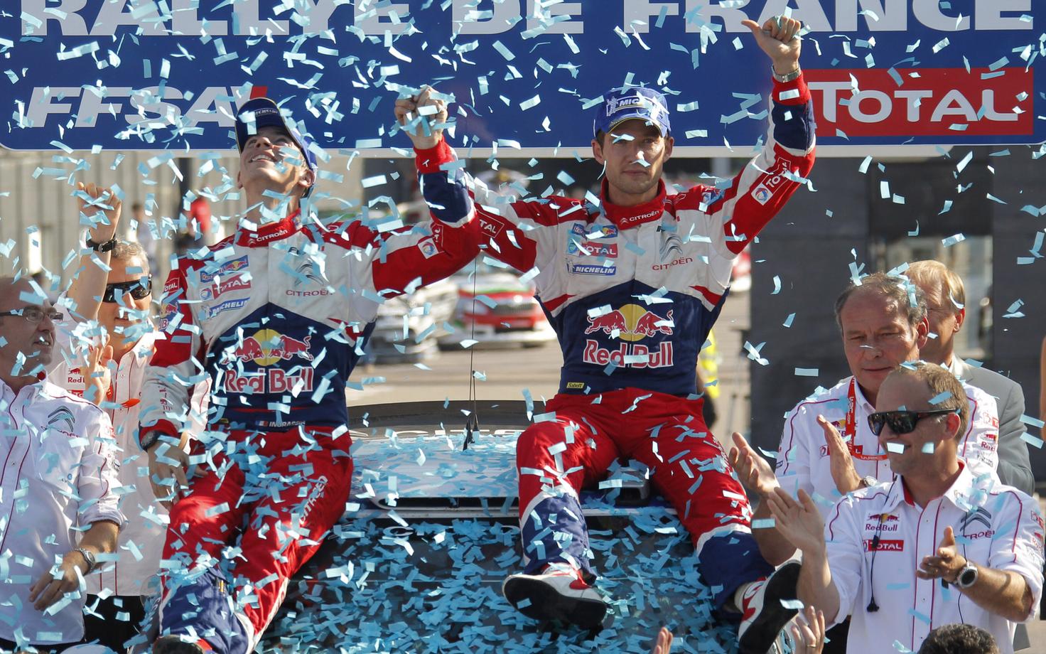 Toona Citroeni eest sõitnud Sebastien Ogier ja Julien Ingrassia tähistamas 2011. aasta Prantsusmaa ralli võitu