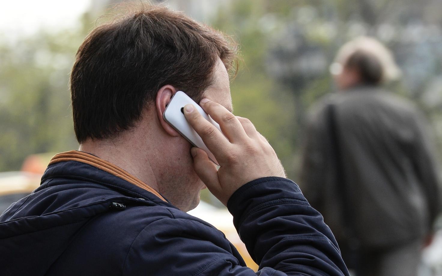 Mobiiltelefoniga rääkiv inimene.