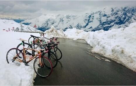 Pea eranditult motiveerib kõike rattureid seiklust kaasa tegema taevasse kõrguvad mäed, tuul, päike, vihm (lumi) ning sellega kaasnev igapäevane teadmatus ja seiklus. Foto tehtud 2015. aasta mais Põhja-Itaalias Stelvio kuru tipus 2757 meetri kõrgusel, mil