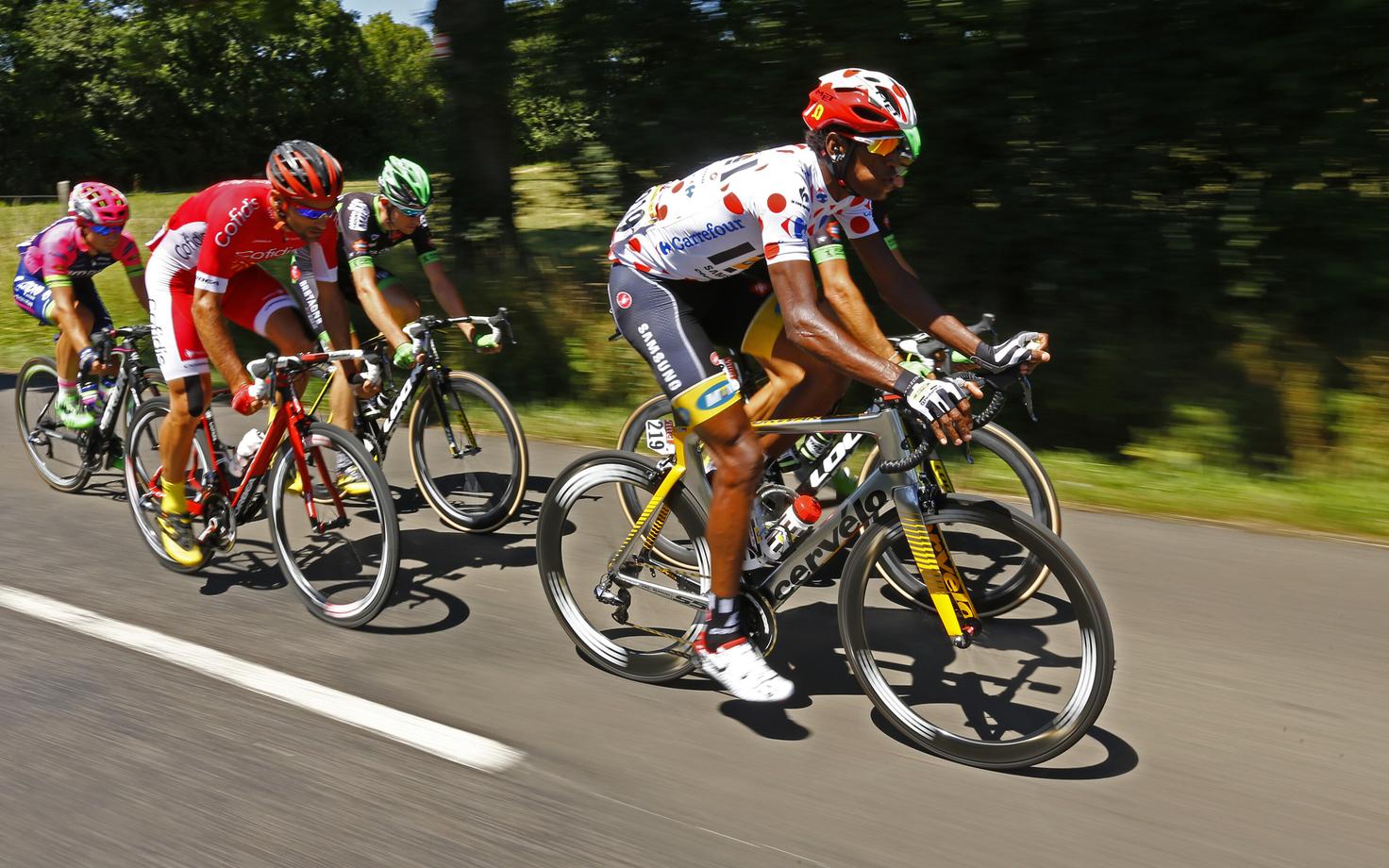 Eritrea rattur Daniel Teklehaimanot (esiplaanil) on Tour de France'il kandnud parima mägironija särki