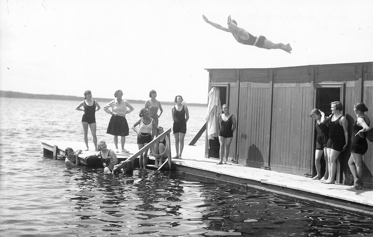 Võru linna supelmaja ja suplejad 1930ndatel aastatel.
