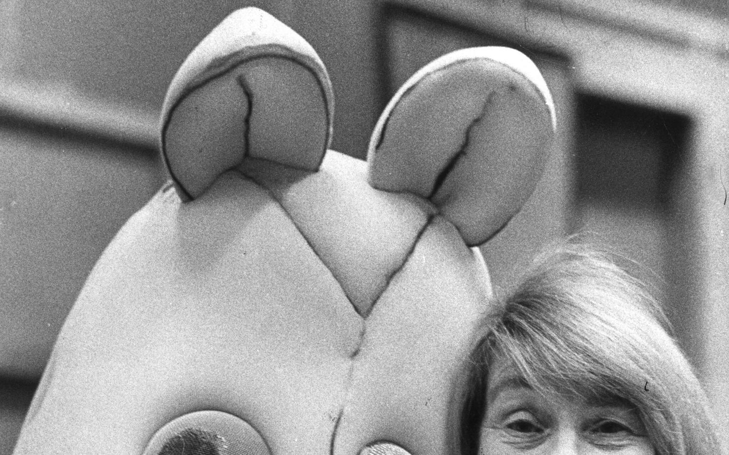 Muumide looja Tove Jansson Muumi maskiga.