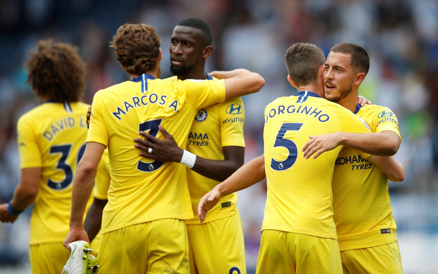 Chelsea mängijat väravat tähistamas.