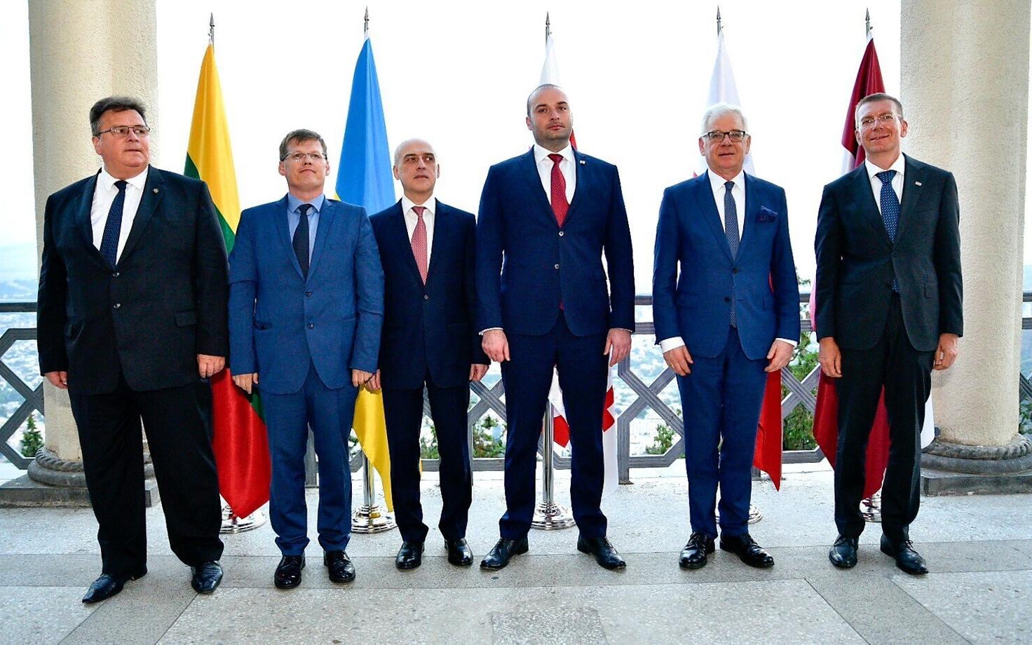 Vasakult: Leedu välisminister, Ukraina asepeaminister, Gruusia välisminister, Gruusia peaminister, Poola välisminister ja Läti välisminister.