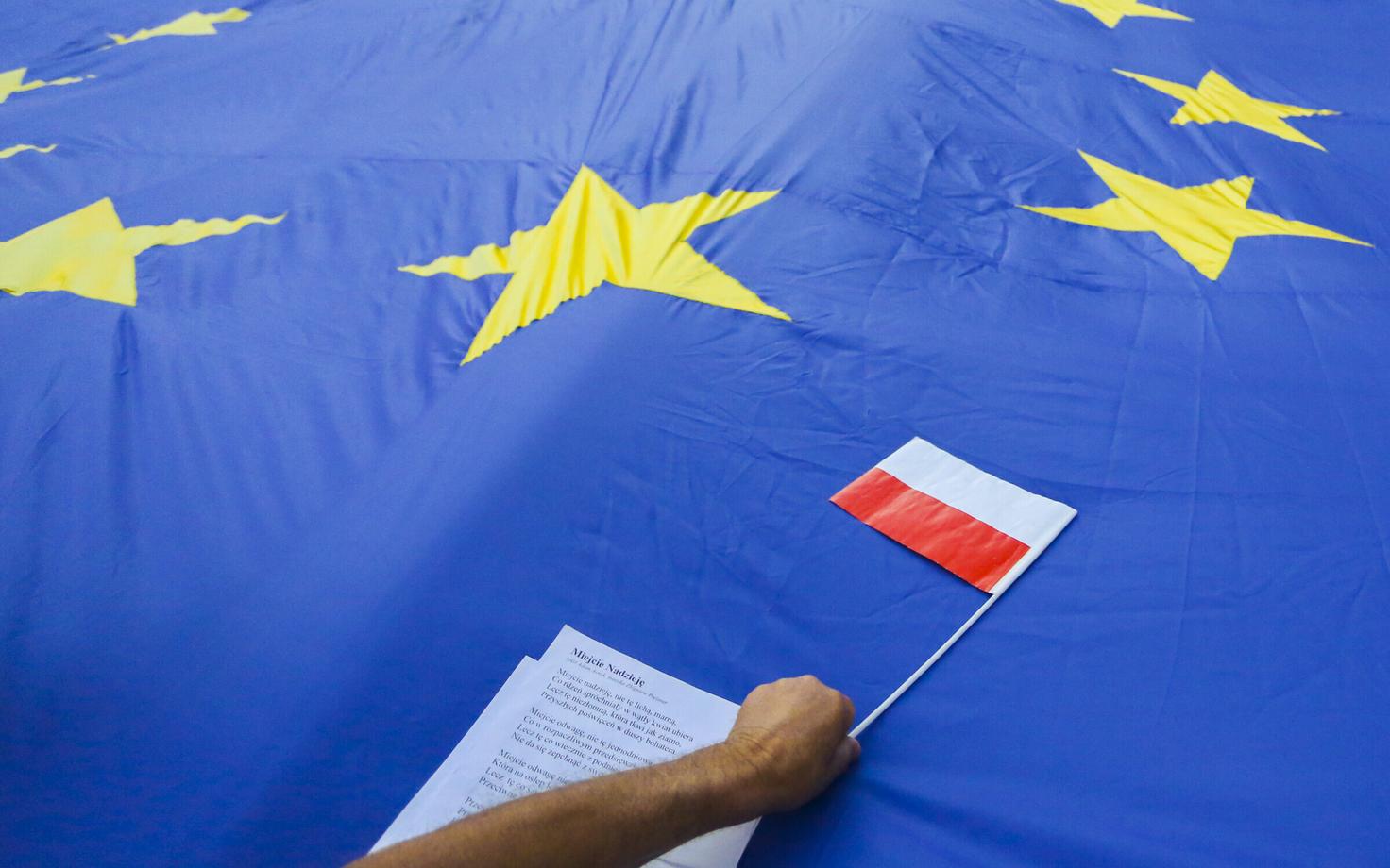 Poola ja Euroopa Liidu lipp.