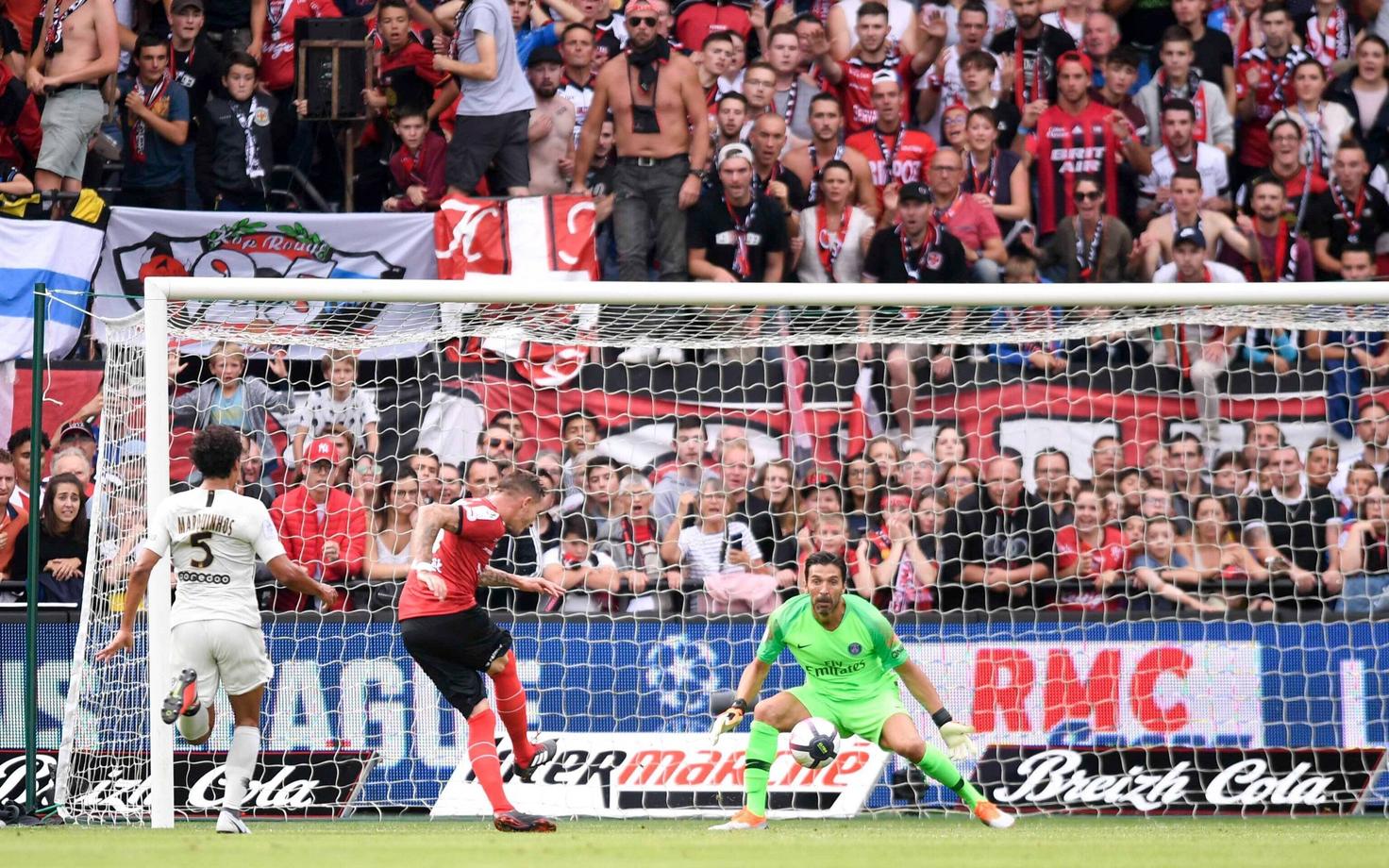 Gianluigi Buffon mängus Guingamp'i ja PSG vahel