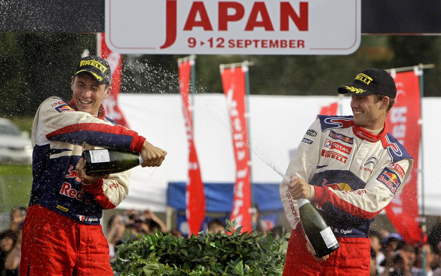 Sebastien Ogier tähistamas Jaapani ralli võitu 2010. aastal