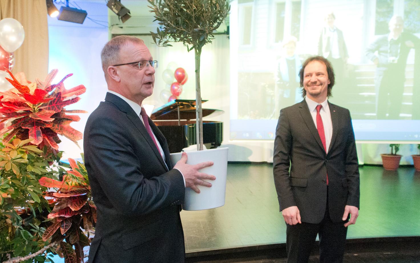 Varraku juhatuse liige Priit Maide ja kultuuriminister Indrek Saar.