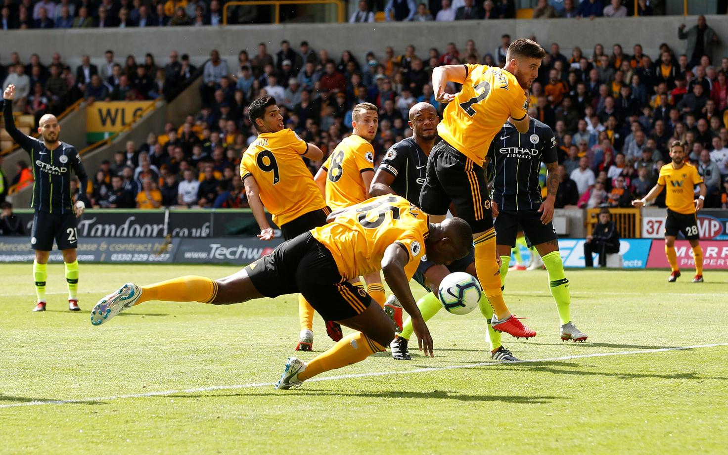 Willy Boly käsi viis Wolvesi Manchester City vastu juhtima