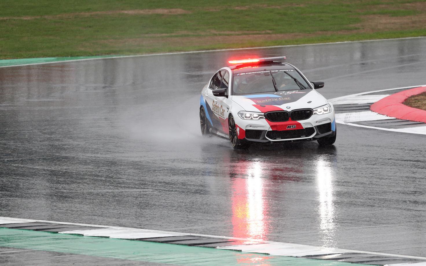 Turvaauto käis korduvalt Silverstone'i vihmamärga rada proovimas.