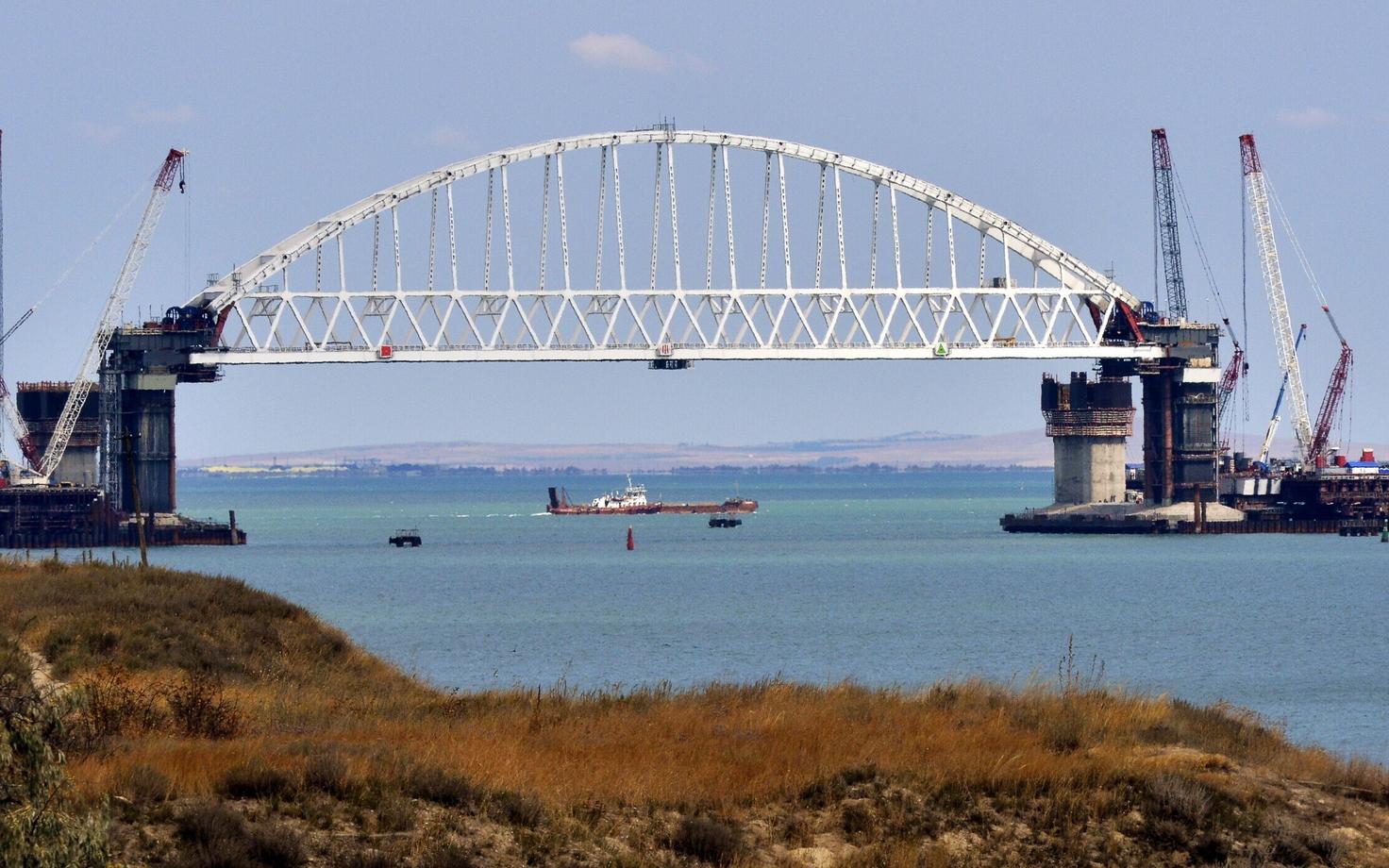 Строительство моста через Керченский пролив Украина считает незаконным.