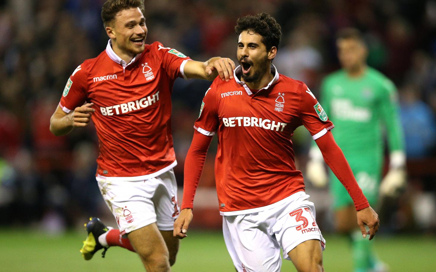 Nottingham Forest mängijad väravat tähistamas