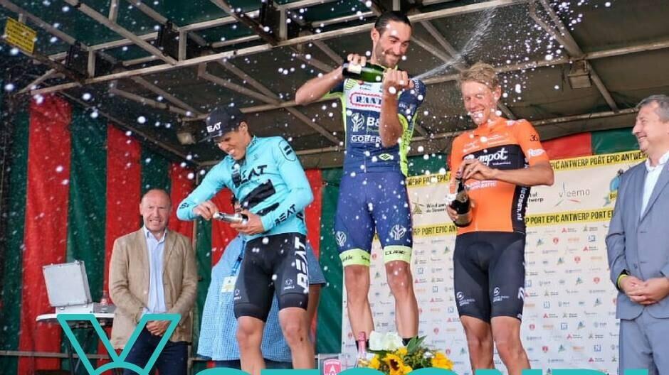 Aksel Nõmmela (vasakul) Belgias pjedestaalil.