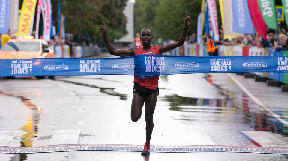 Ibrahim Mukunga Wachira võitmas Kahe Silla jooksu