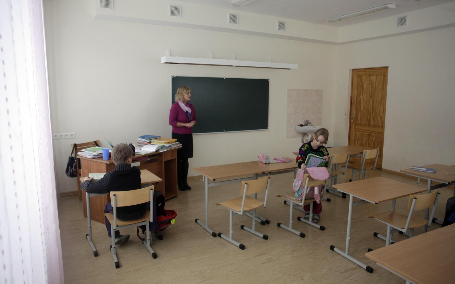 Algklassiõpilased Merdzene koolis Lätis.