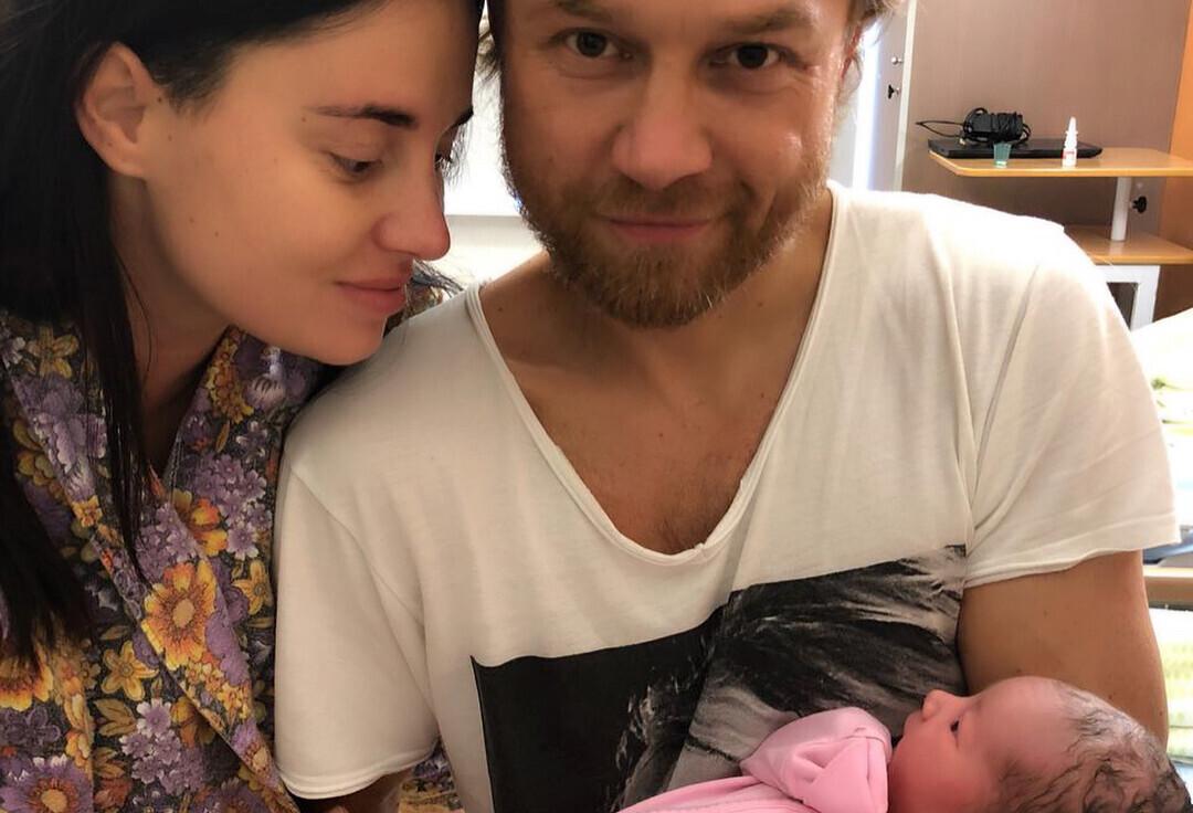 Валерий Карпин и Дарья Гордеева с новорожденной.