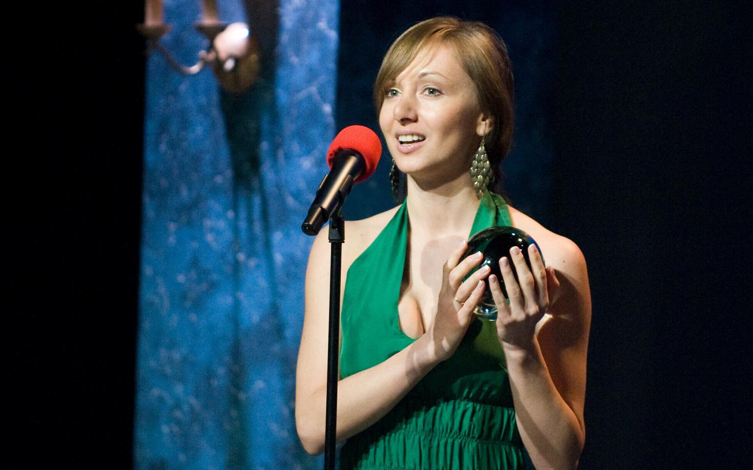 Oksana Tralla 2012. aasta teatriaasta preemiate jagamisel.