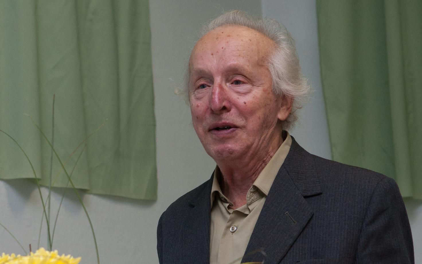 Lastekirjanik Jaan Rannap Abja kultuurimajas 2011. aastal.